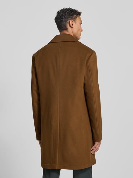 Männermodel draagt Regular Fit lange wollen jas met reverskraag model 'BEALE' van JOOP! Collectie, wolmix, ruglengte 99 cm, schouderbreedte 46 cm, borstwijdte 56 cm, mouwlengte 68 cm, steekzakken en knoopsluiting, Ganzkörperansicht Rückansicht.