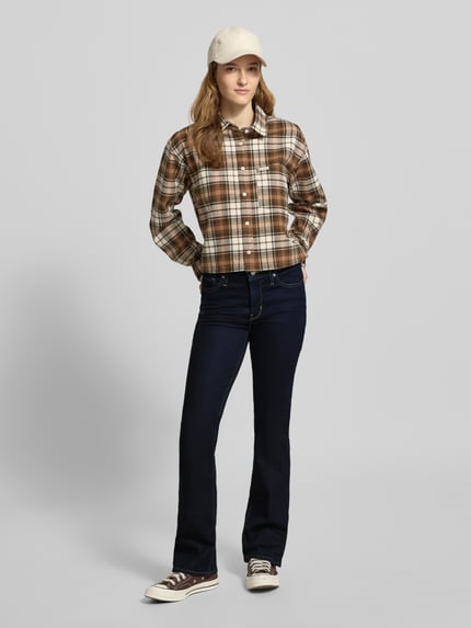 Frauenmodel trägt Bootcut Jeans mit 5-Pocket-Design von Levi’s®, dunkelblau, Baumwoll-Mix mit Stretch, Ganzkörperansicht von vorne.