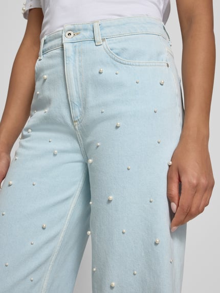 Frauenmodel trägt Wide Leg Jeans mit Perlen von Jake*s Casual in Hellblau, reine Baumwolle, Eingrifftaschen, Nahaufnahme Oberkörper.