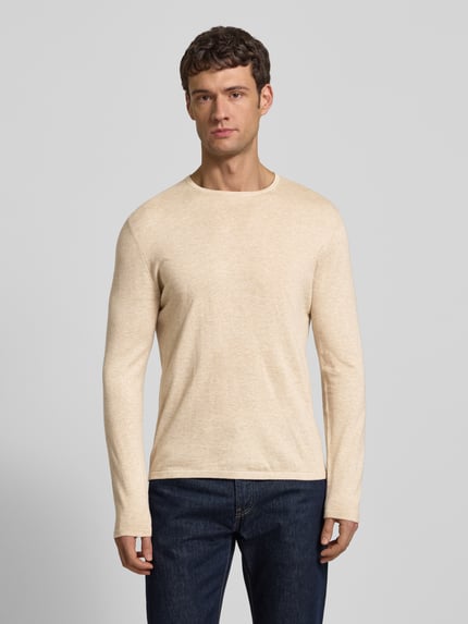Männermodel trägt Strickpullover mit Rundhalsausschnitt von Christian Berg Men in Beige, reine Baumwolle, Regular Fit, Ganzkörperansicht von vorne.