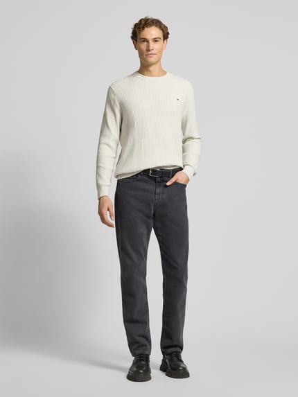 Męski model nosi Strickpullover mit Label-Detail od Christian Berg Men, beżowy, bawełna, regular fit, ściągacze, widok całej sylwetki z przodu.