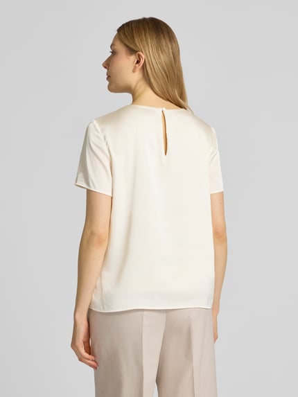 Frauenmodel trägt Regular Fit T-Shirt mit Rundhalsausschnitt von Christian Berg Cocktail aus elastischem Satin-Materialmix in Creme, Ganzkörperansicht Rückansicht