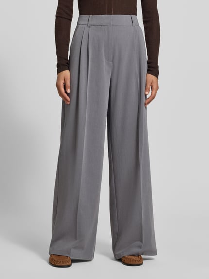 Vrouwenmodel draagt Wide Fit broek met viscose van MYON in grijs, elastische materiaalmix met bandplooien, haakjes- en ritssluiting, bandwijdte maat 36: 40 cm, binnenbeenlengte maat 36: 80 cm, wide fit, ganzfiguur van voren.