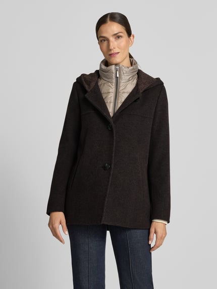 Frauenmodel trägt Relaxed Fit Mantel aus Woll-Mix von Gil Bret in Dunkelbraun mit glatter, matter Textur, Ganzkörperansicht von vorne. Damen Mantel von Gil Bret