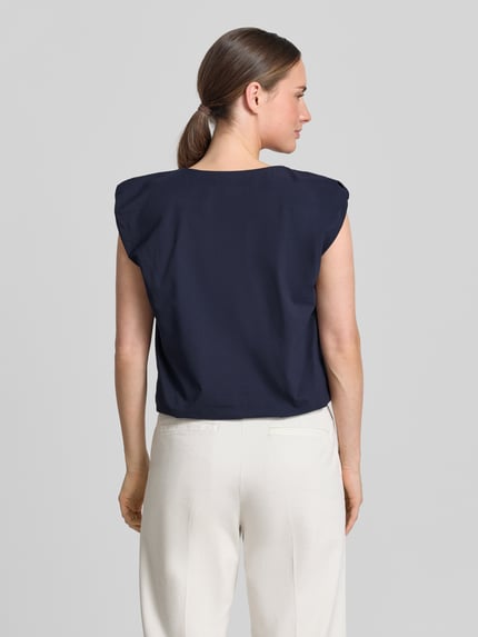 Vrouwenmodel draagt T-Shirt met Rundhalsausschnitt und Drapierungen van Zero, donkerblauw, regular fit, kapmouwen, ruglengte 48 cm, geheel van achteren.
