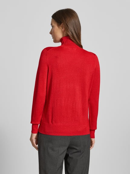 Frauenmodel trägt Strickpullover mit gerippten Abschlüssen von Christian Berg Woman, roter Viskose-Mix, Slim-Fit, Rückenansicht