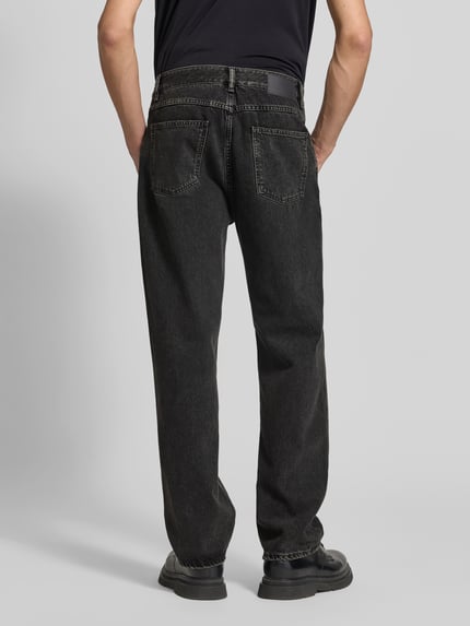 Mannenmodel draagt Relaxed Fit Jeans uit puur katoen van Closed in zwart, 5-pocket-design, labelpatch achter, volledige achterkantaanzicht.