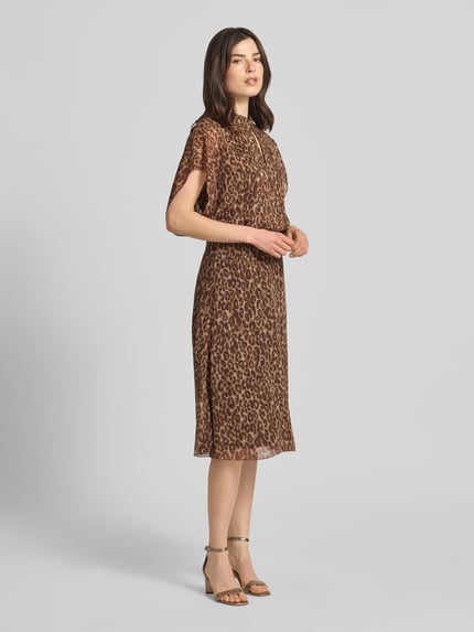 Frauenmodel trägt Midikleid mit Stehkragen Modell 'Dalisha' von JOOP! im Leo-Print, taillierte Passform, Ganzkörperansicht von vorne.