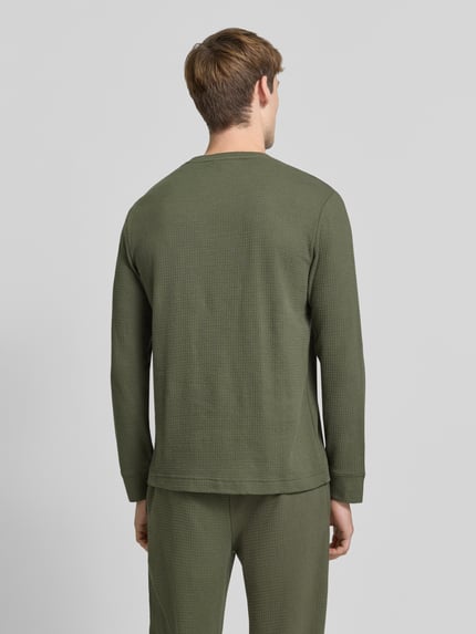Männermodel trägt Regular fit pyjama aus katoenmix model 'Austin' van HUGO in olijfgroen, Heren pyjama, Ganzkörperansicht Rückansicht.
