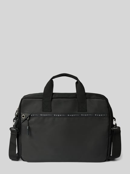 Produktfoto, Laptoptasche mit Label-Prints Modell 'Blanc Delight' von bugatti, schwarz, glatte Textur, kurze Tragehenkel, Steck- und Reißverschlussfächer, abnehmbarer Schulterriemen, Szerokość w rozmiarze 40 cm, długość 29 cm, głębokość 10 cm, długość paska na ramię 134 cm.