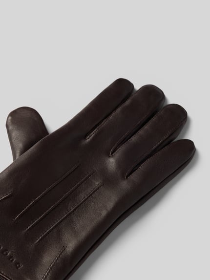 Productfoto, Handschoenen van echt leer met label-detail van bugatti, donkerbruin, deelingsnaden, omzoomde randen, glad oppervlak