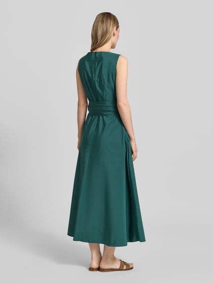 Frauenmodel trägt A-Linie Abendkleid mit Baumwoll-Anteil Modell 'GENTILE' von Weekend Max Mara in Dunkelgrün, glatte Textur, Ganzkörperansicht Rückansicht. Damen Abendkleid von Max Mara.