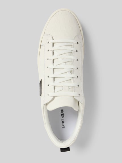 Produktfoto, Sneaker met vetersluiting van Antony Morato, wit echt leer, afgeronde neus, labeldetail, gestructureerde zool, bovenaanzicht