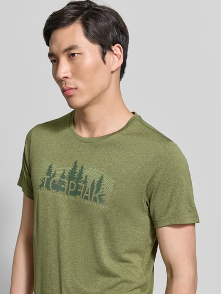 Männermodel trägt Regular Fit T-shirt met ronde hals model 'Bearden' van Icepeak met logoprint, groen, heren, ruglengte maat M 69 cm, Nahaufnahme Oberkörper.