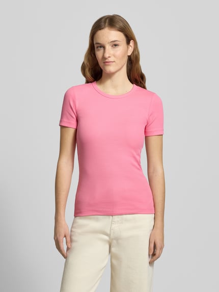 Frauenmodel trägt T-Shirt mit geripptem Rundhalsausschnitt Modell 'FRANKIE' von JJXX, Slim Fit, rosa, Baumwoll-Elasthan-Mix, Ganzkörperansicht von vorne.