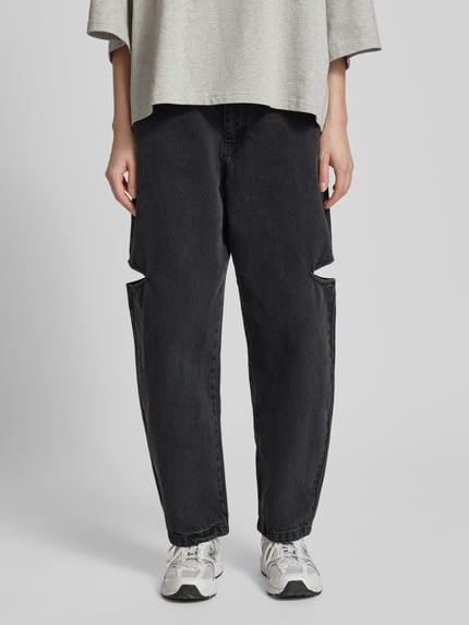 Frauenmodel trägt Wide Leg Jeans mit Cut Out von Karo Kauer in Schwarz, Reine Baumwolle, 5-Pocket-Design, Knopf-Reißverschluss, Ganzkörperansicht von vorne.