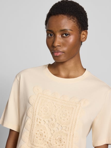 Frauenmodel trägt Regular Fit T-Shirt aus reiner Baumwolle Modell 'T066-BFCrochet' von Jake*s, beige mit Häkelstruktur, Damen T-Shirt von Jake*s Casual, Nahaufnahme Oberkörper.