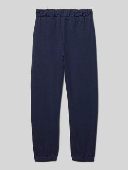 Produktfoto, Regular Fit Sweatpants mit Motiv-Print von Blue Seven aus Reine Baumwolle in Dunkelblau, Elastischer Bund mit Tunnelzug, Elastische Beinabschlüsse, Eingrifftaschen, Innenbeinlänge bei Größe 116: 53 cm.