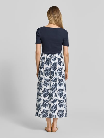 Frauenmodel trägt tailliertes Freizeitkleid aus Baumwoll-Mix von Tom Tailor, Optik:Allover-Muster, Maxi, Rundhals, Kurzarm, Ganzkörperansicht Rückansicht.