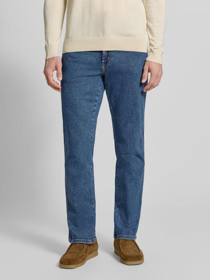 Mannelijk model draagt Straight Fit Jeans in 5-pocketmodel model 'Texas' van Wrangler, blauw, katoenmix met stretch, recht model, knoop- en ritssluiting, bandwijdte maat 32/32: 41 cm, binnenbeenlengte maat 32/32: 79 cm, geheelvooraanzicht.