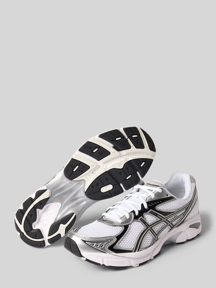 Produktfoto, Sneaker mit Logo-Print von ASICS TIGER, weiß-schwarze Farben, abgerundete Passform, Schnürverschluss, profilierte Sohle, Absatzhöhe 4 cm, Schafthöhe 8 cm, Schaftweite 10 cm, sportliche Textur, seitliche und untere Ansicht