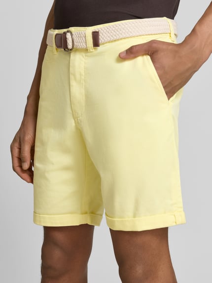 Männermodel trägt Bermudas mit Gürtel und Eingrifftaschen von MCNEAL in Gelb, Straight Fit, Baumwoll-Mix, Nahaufnahme Oberschenkel.