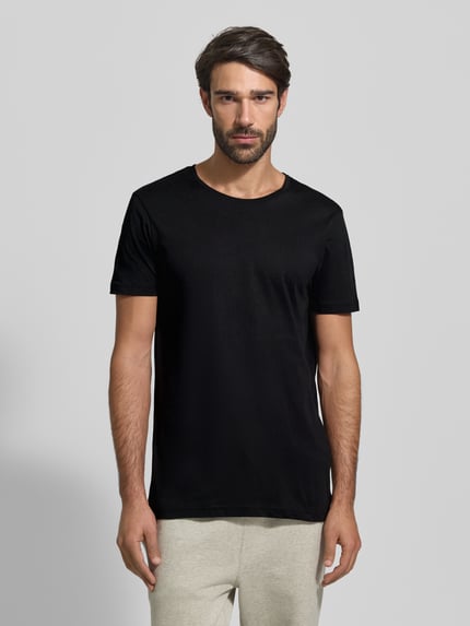 Mannelijk model draagt T-Shirt met Rundhalsauschnitt im 2er-Pack van Christian Berg Men, zwart, slim fit, katoen, Ganzkörperansicht von vorne.