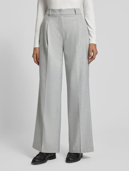Vrouwenmodel draagt stoffen broek met bandplooien Model 'Catsby' van Someday, materiaalmix met viscose, los model, achterzak, detailopname.