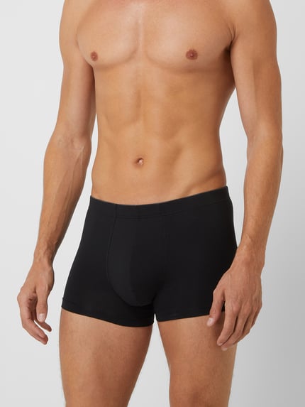 Männermodel trägt Boxershorts mit elastischem Bund von Hanro, schwarz, Baumwoll-Elasthan-Mix, körpernaher Schnitt, Nahaufnahme Oberkörper.