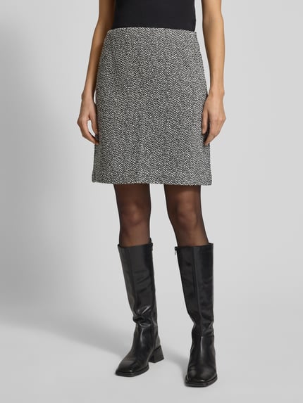 Vrouwenmodel draagt Gerader Mini-Rock mit Reißverschluss van s.Oliver RED LABEL, all-over motief, bouclé, regular fit, recht, minilengte, sluiting met ritssluiting, zoom recht, Ganzkörperansicht van voren.