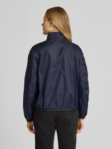 Frauenmodel trägt Jacke mit Zweiwege-Reißverschluss Modell 'ANNABEL' von Blauer Usa, navy, glatte Textur, Ganzkörperansicht Rückansicht