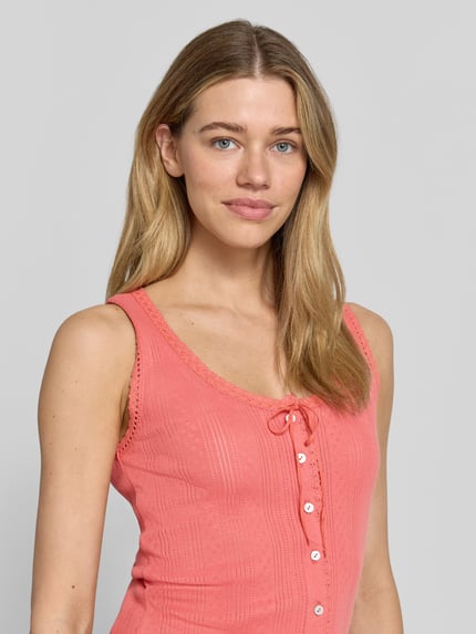 Frauenmodel trägt Trägertop mit Rundhalsausschnitt und Knopfleiste von Jake*s Casual in Koralle, Reine Baumwolle, Slim-Fit, Nahaufnahme Oberkörper.
