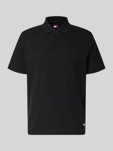 Produktfoto, Regular Fit Poloshirt aus reiner Baumwolle von Tommy Jeans in Schwarz, unifarben, kurzer Ärmel, Polokragen, Jerseystruktur, Logo-Stitching am Saum