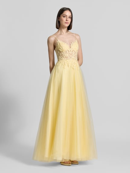 Frauenmodel trägt Maxikleid aus Tüll mit rückseitiger Schnürung von Luxuar in Gelb, taillierter Schnitt, Corsagenkleid, Stitchings, Spaghettiträger, Ganzkörperansicht von vorne. Rückenlänge bei Größe 36: 145 cm, Brustweite bei Größe 36: 33 cm.