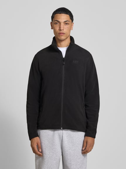 Männermodel trägt Regular Fit Fleecejacke mit Stehkragen Modell 'Daybreaker' von Helly Hansen in Schwarz, Ganzkörperansicht von vorne. Fleece-Material mit Reißverschluss und Eingrifftaschen, Rückenlänge 73 cm, Schulterbreite 47 cm, Brustweite 54 cm, Ärmellänge 88 cm.