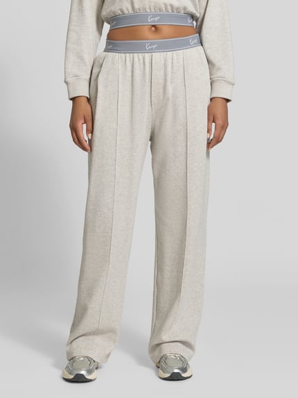 Frauenmodel trägt Wide Fit Sweatpants mit Logo-Stitching von Kenzo aus bawełna, imitacja froty, elastyczny pas, Szerokość w rozmiarze S: 38 cm, Długość wewnętrzna nogawki w rozmiarze S: 80 cm, Ganzkörperansicht von vorne