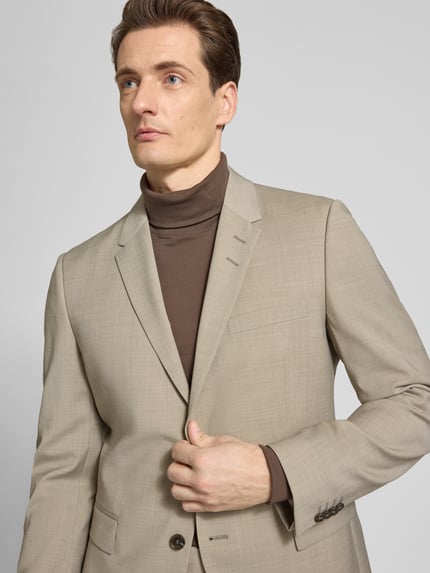 Mannelijk model draagt Regular Fit Anzugjacke met wol-aandeel model 'Jamie' van Tiger Of Sweden in beige, materiaal-mix, reverskraag, 2-knoops, patzakken, elastisch, borstzak, detailopname bovenlichaam