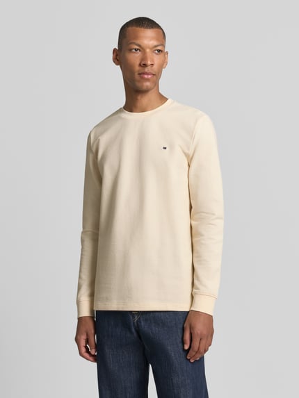 Männermodel trägt Pullover aus Baumwoll-Mix von Christian Berg Men in Beige, gerader Schnitt, Rundhalsausschnitt, Ganzkörperansicht von vorne.