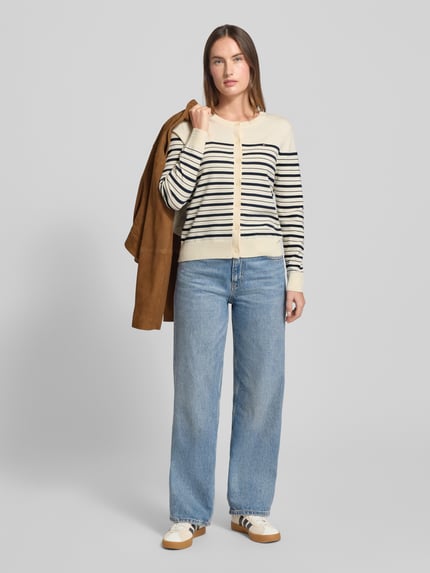 Frauenmodel trägt Regular Fit Strickjacke aus Baumwoll-Mix von Tommy Hilfiger, gestreift, Allover-Muster, Feinstrick, Ganzkörperansicht von vorne.