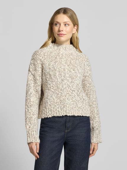 Frauenmodel trägt Pullover Modell 'Pello' mit Strukturstrick von OPUS, melierte Strickoptik in Beige, Rippbündchen, Ganzkörperansicht von vorne.