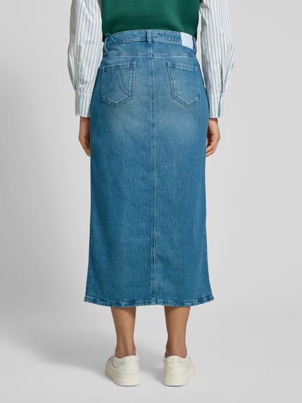 Vrouwenmodel draagt Regular Fit midirok in denimlook met loopsplit, 5-pocketmodel, katoenmix van Marc Cain, helemaal van achteren