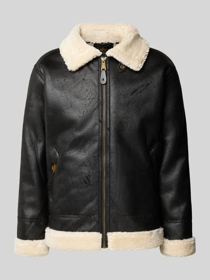 Produktfoto, Relaxed Fit Jacke in Leder-Optik mit Umlegekragen von Alpha Industries, Schwarz mit Teddyfutter und Reißverschluss, Struktur mix aus glatter Oberfläche und flauschiger Textur, Eingrifftaschen sichtbar, neutrale graue Hintergrundfarbe, Herren Jacke
