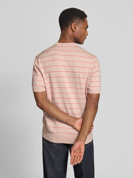 Männermodel trägt Regular Fit T-Shirt aus Baumwoll-Kaschmir-Mix Modell 'KANACHO' von BOSS Orange, Optik:Allover-Muster, Gestreift, Label-Patch, Rundhals, Kurzarm, Rumpfabschluss, Feinstrick, Rückansicht, Ganzkörperansicht Rückansicht