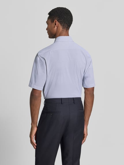 Männermodel trägt Regular Fit Businesshemd mit kurzem Arm Modell 'P-LIAM' von BOSS, feines Allover-Muster, Rückansicht, Ganzkörperansicht.