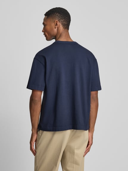 Männermodel trägt Cropped T-Shirt mit Rundhalsausschnitt von GAP in Dunkelblau, reine Baumwolle, Rückansicht, Ganzkörperansicht