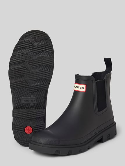 Produktfoto, Stiefeletten mit Label-Patch von Hunter in Schwarz mit Blockabsatz und strukturierter Sohle, abgerundete Passform, Kontext: Damen Stiefeletten, Absatzhöhe 4 cm, Schafthöhe 13 cm, Schaftweite 12 cm