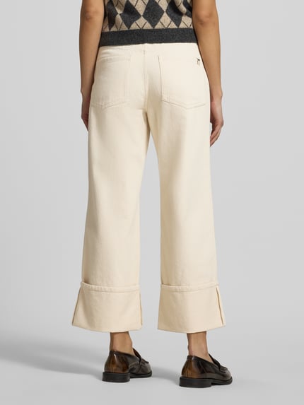 Vrouwenmodel draagt Relaxed Fit Wide Leg Jeans aus reiner Baumwolle Modell 'GESTO' van Marc O'Polo, effen kleuren, relaxed fit, enkellengte, labelpatch, labeldetail, riemlussen, knoop- en ritssluiting, 5-pocketmodel, twill, puur katoen. Ganzkörperansicht Rückansicht.