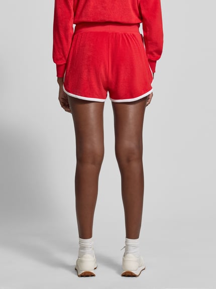 Frauenmodel trägt Regular Fit Sweatshorts aus Baumwoll-Mix von Polo Ralph Lauren, Two Tone Optik, Frottee, Logo-Stitching, Rückansicht.