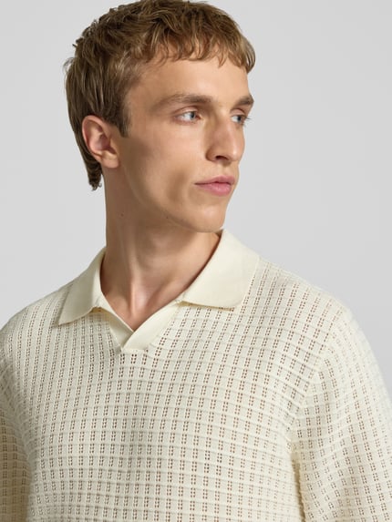 Männermodel trägt Regular Fit Freizeithemd im Allover-Look Modell 'MONTAUK' von Jack & Jones, leichter Material-Mix, Nahaufnahme Oberkörper.
