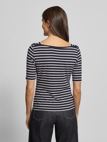 Frauenmodel trägt T-Shirt mit U-Boot-Ausschnitt von comma, schmal geschnitten, Viskose-Elasthan-Mix, Streifenmuster, Rückenansicht Ganzkörperansicht.
